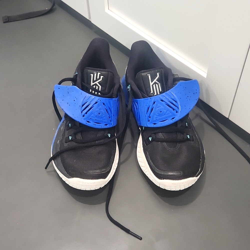 Nike kyre sheos size 7 blue black and white